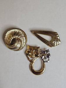 lot 1516 image: Theater Brooch Collection - ComedyTragedy Mask Set
