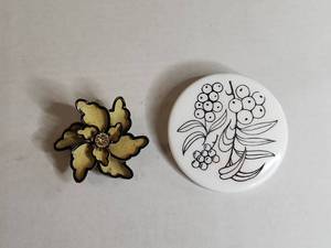 lot 1517 image: Floral Brooch and Berry Design Pin Set