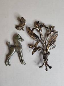 lot 1518 image: Silver-Tone Horse, Dog and Floral Pin Set