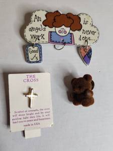 lot 1519 image: Three Piece Gift Set - Angel Plaque, Teddy Bear Pin and Gold Cross Pin