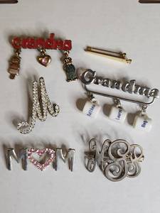 lot 1520 image: Family Name Brooch Collection