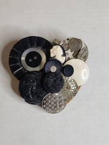 lot 1521 image: Mixed Button and Watch Parts Brooch