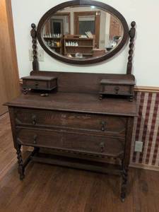 lot 3 image: 1920s Vanity with Round Mirror