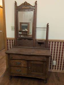 lot 4 image: Vintage Oak Dresser with Carved Mirror
