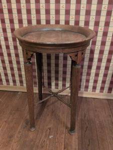 lot 6 image: 1920s American Oak Plant Stand