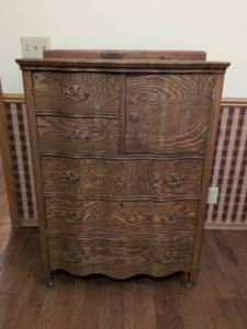 lot 7 image: Oak Serpentine Front Dresser with Brass Pulls