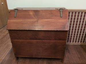 lot 8 image: Antique Pine Feed Bin