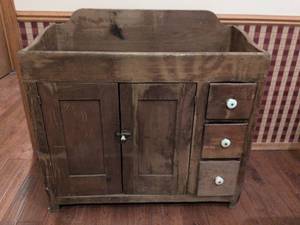 lot 9 image: Early American Pine Dry Sink Cabinet