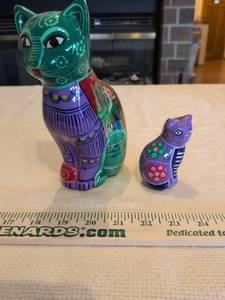 lot 11 image: Hand Painted Mexican Folk Art Cat Figurine Set