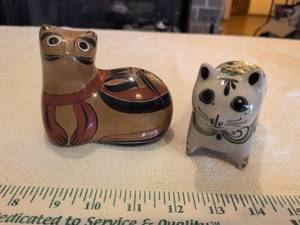 lot 17 image: Mexican Tonala Pottery Cat Figurines