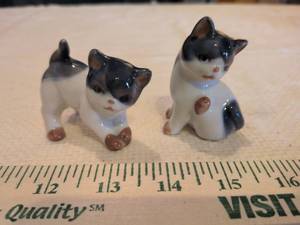 lot 18 image: Miniature Cat Ceramic Figurines