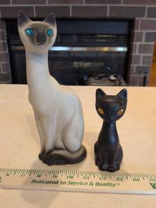 lot 22 image: Siamese Cat and Black Cat Figurine Set
