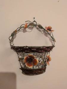 lot 77 image: Metal Flower Basket Wall Decor