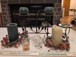 lot 90 image: Decorative Holiday Candle Set with Berry Garland