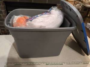 lot 101 image: Tote WLid Filled With Polyester Fiberfill