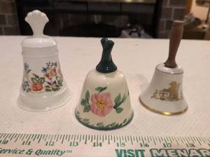 lot 111 image: Decorative Danbury Mint Porcelain Bells Collection