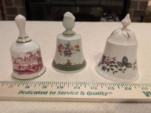 lot 115 image: Danbury Mint Spode and Bareuther Fine Bone China Bells Collection