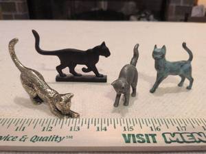 lot 121 image: Decorative Metal Cat Figurine Set