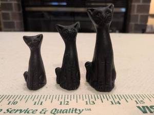 lot 124 image: MCM (3) Clay Cat Figurines