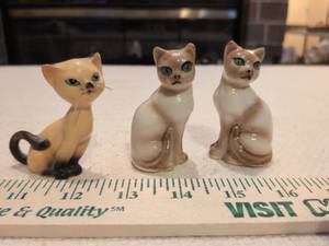 lot 127 image: Vintage Miniature Cat S&P Shakers