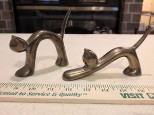 lot 128 image: (2) Solid Brass Cat Figurines