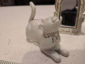 lot 132 image: Lenox White Cats with Mirror Figurine