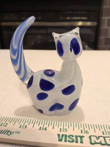 lot 133 image: Handmade Glass Cat Figurine with Blue Spots