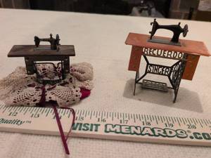 lot 143 image: Miniature Singer Sewing Machine Recuerdos Model