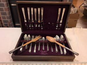 lot 178 image: Prestige Plate Duratene Silverware Set with Wood Servers