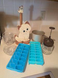 lot 189 image: Foley Measuring Sifter Kitchen Tool, Ice Trays, Kitten Paper Towel Holder, Kitchen Bowls