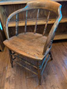 lot 201 image: Vintage American Colonial Style Windsor Chair