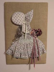 lot 216 image: Floral Print Sun Bonnet Girl Wall Decor