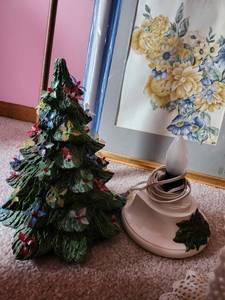 lot 500 image: Ceramic Table Lamp with Decorative Christmas Tree