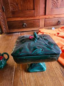 lot 502 image: Holiday Holly Berry Ceramic Serving Set