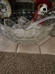 lot 517 image: Clear Glass Punch Bowl with Scalloped Edge
