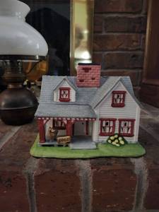 lot 523 image: Decorative Farmhouse Ceramic House Figurine
