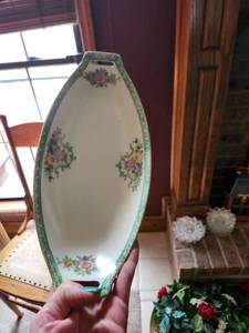 lot 525 image: Floral Ceramic Serving Dish with Green Border