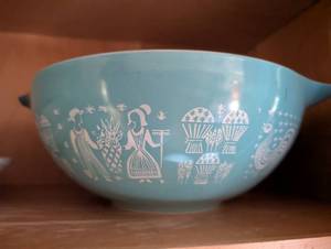 lot 658 image: Pyrex Butterprint Mixing Bowl - Turquoise