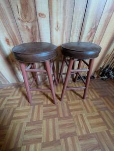 lot 662 image: Mid-Century Wooden Bar Stools - Set of 2