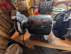 lot 679 image: Black & Decker 6-inch Bench Grinder