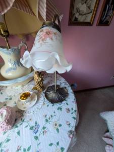 lot 682 image: Frosted Glass Floral Pendant Light Fixture
