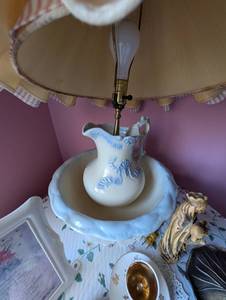 lot 683 image: White Ceramic Pitcher and Bowl Wash Basin Set Lamp