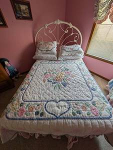 lot 684 image: Floral Bedroom Set with Quilted Bedspread and Matching Curtains including the mattress box spring and frame headboard