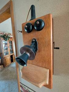 lot 690 image: Early 1900s Oak Wall Telephone