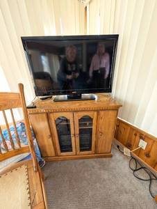 lot 700 image: TV and Oak TV Stand with Glass Doors