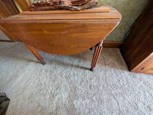 lot 706 image: Oak Drop Leaf Table with Turned Legs