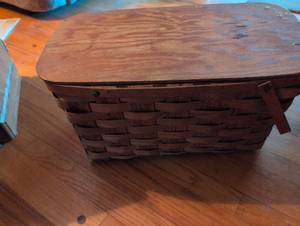 lot 3110 image: Vintage Picnic Basket with Lid