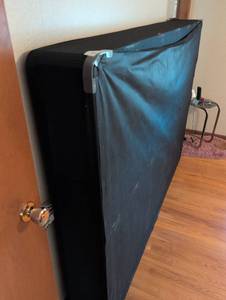 lot 3122 image: Queen size like new box spring