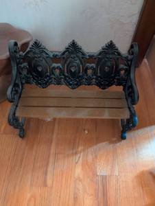 lot 3143 image: Decorative Cast Iron Wall Shelf with Heart Design