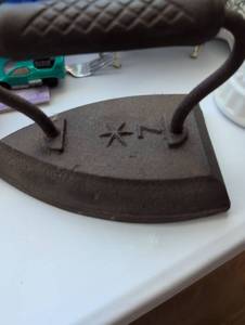 lot 3148 image: Cast Iron Sad Iron with Star Pattern